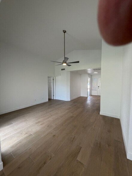 Building Photo - 1122 N 87th St