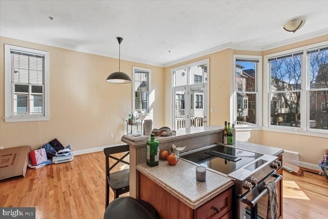 Building Photo - 1053 N Stuart St