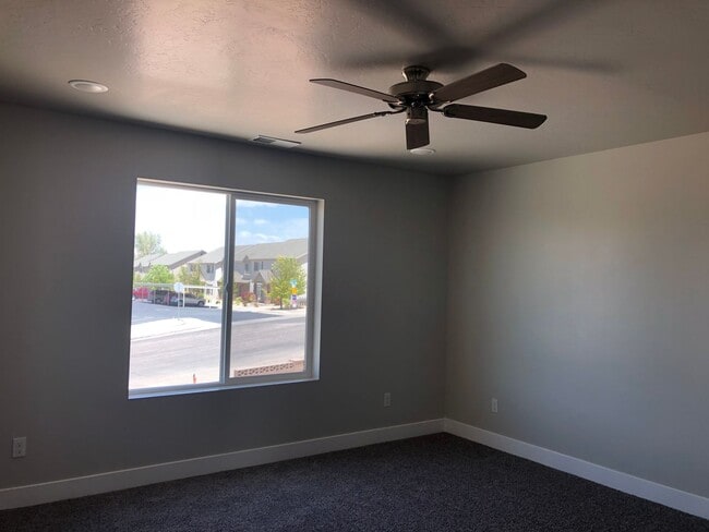 Building Photo - Reduced Rent Modern 3 Bedroom Home for Rent - 50% Off Your First Month!