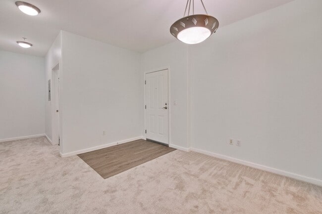 Building Photo - Excellent 2 Bed 2 Bath Condo - Completely Remodeled!