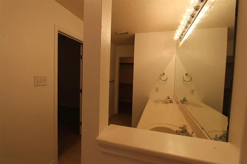 Building Photo - 22715 Bridgewater Dr