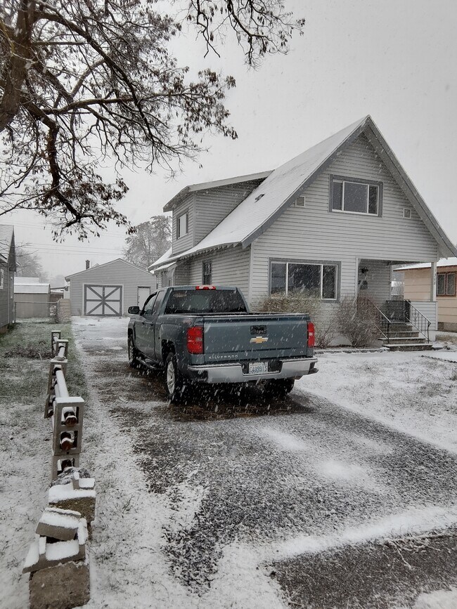 Building Photo - 1308 E Queen Ave