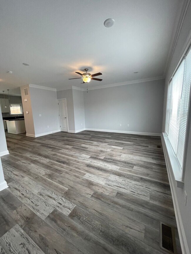 Building Photo - Townhome for rent in Crescent Ridge subdiv...