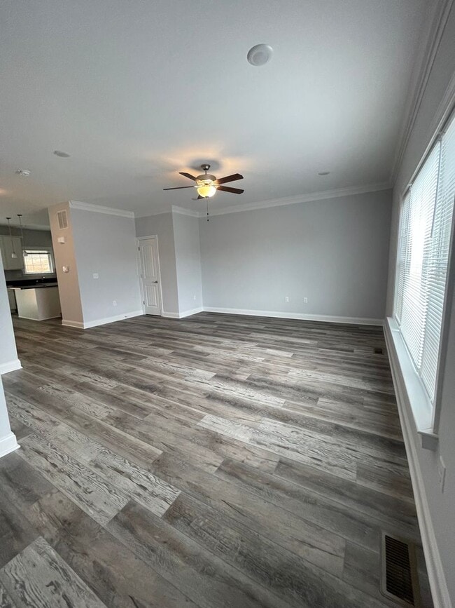 Building Photo - Townhome for rent in Cresent Ridge subdivision