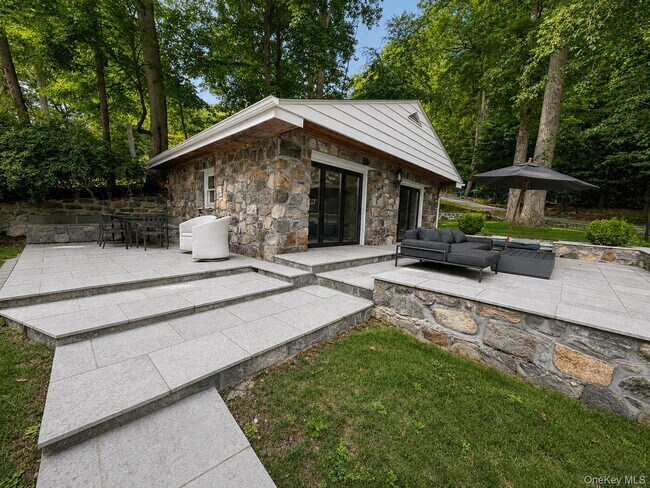 Building Photo - 18 Kirk Lake Dr