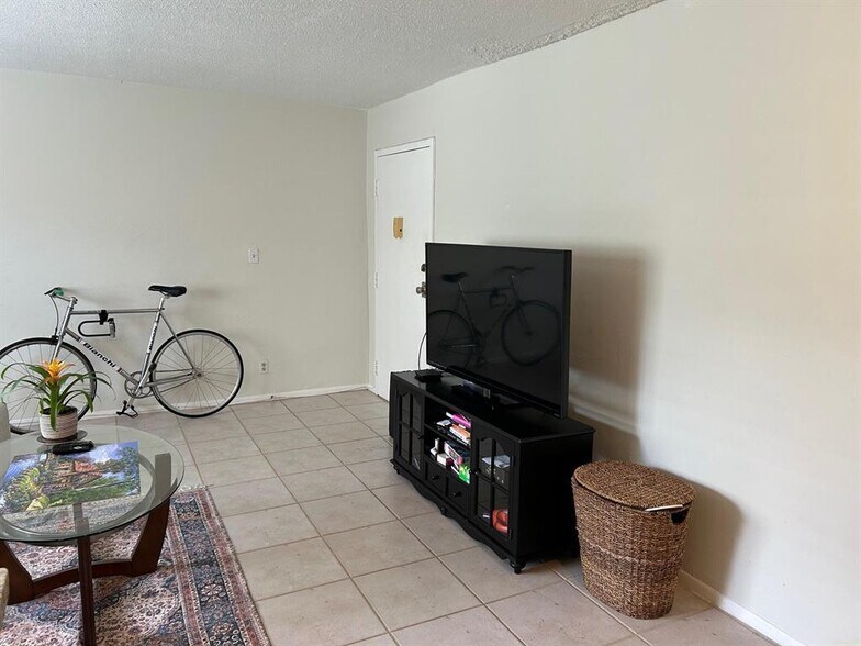 Building Photo - 1220 NE 3rd St