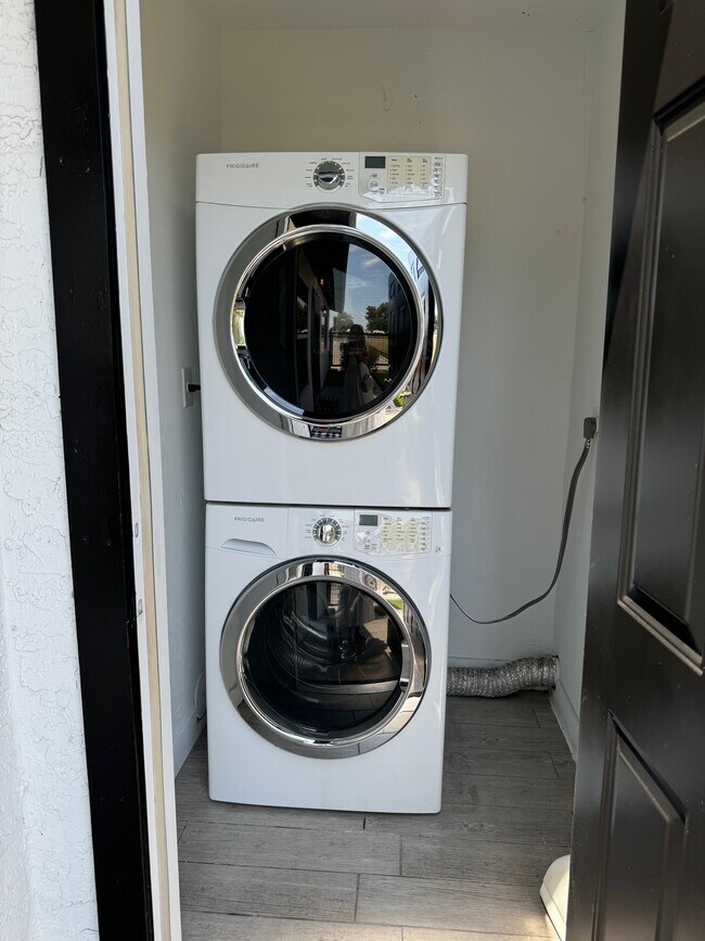 Building Photo - 366 N Delaware St