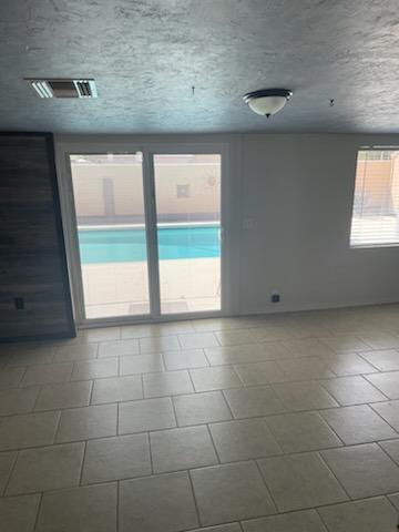 Building Photo - A charming house w/ 3 beds and 1.5 bath