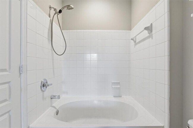 Building Photo - 10 Perimeter Summit Blvd