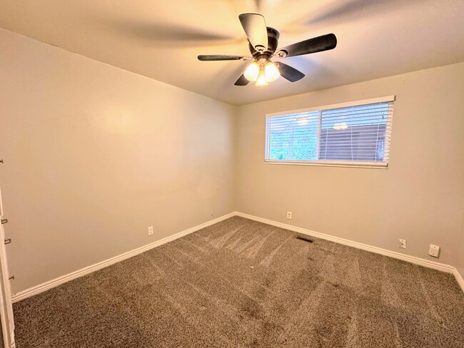 Building Photo - Two-Bedroom Apartment in South Salt Lake!