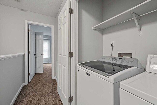 Building Photo - Convenient location