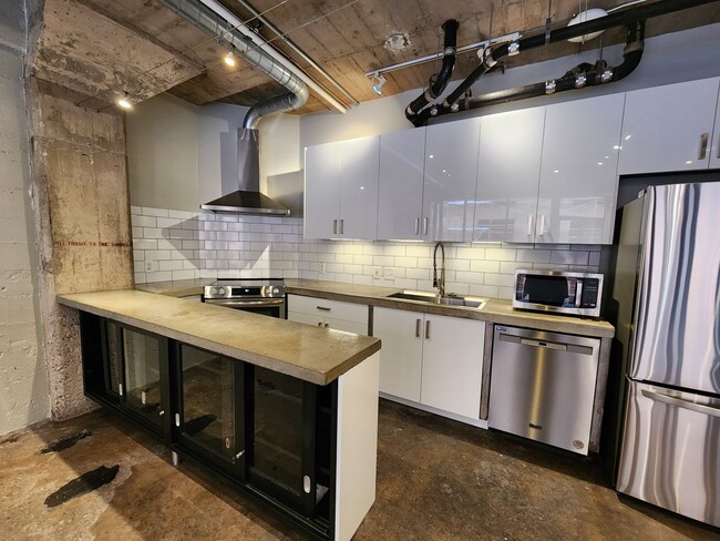 Building Photo - RARELY Available Dakota Lofts Condo! Indus...