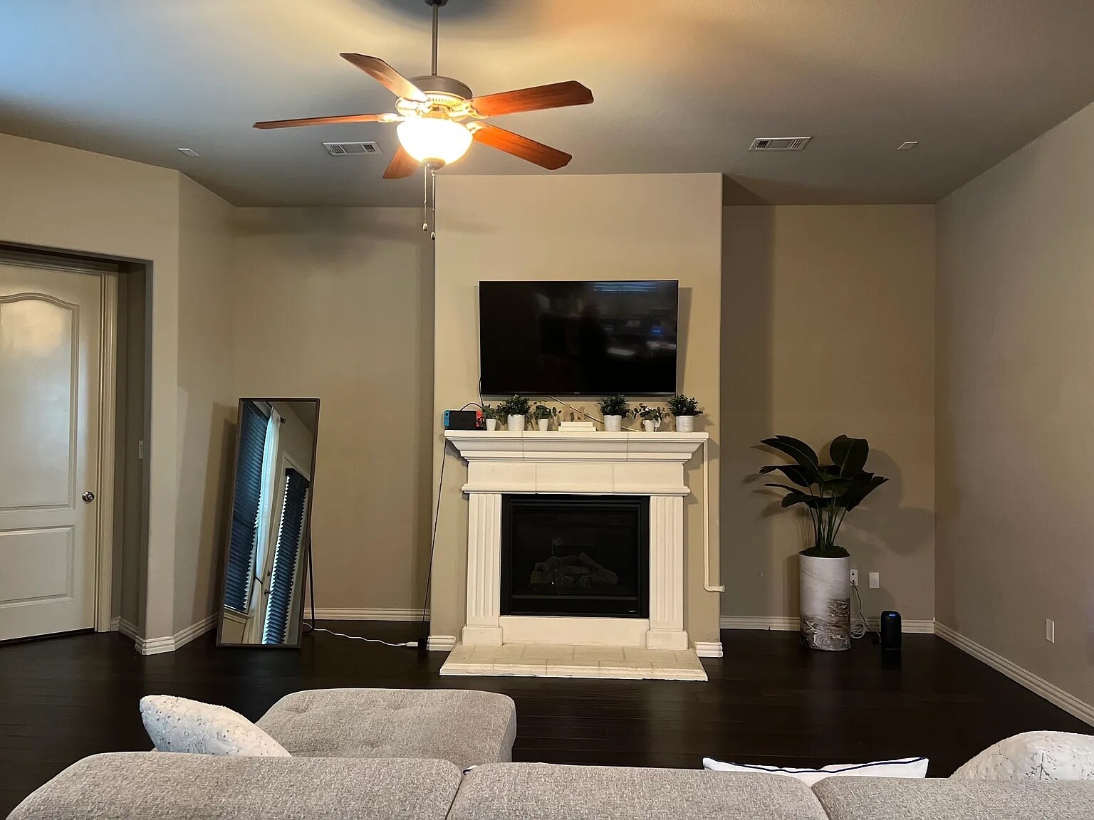 Living room - 12372 Payne St