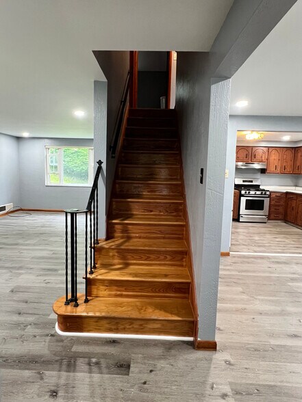 Stairs - 3642 Linden Ave