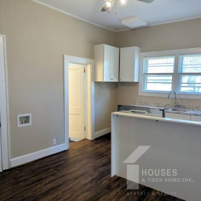 Building Photo - 18 21st St