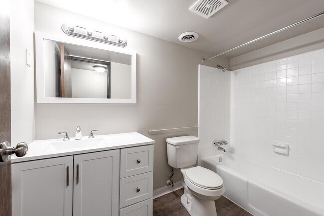 Building Photo - Everett Apartments - 119-07