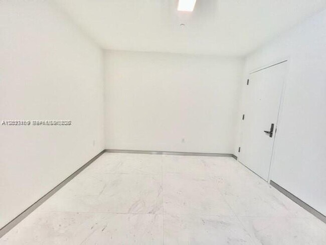 Building Photo - 16901 Collins Ave