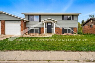 Building Photo - Spacious Duplex with Washer/Dryer and Cent...