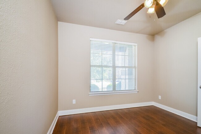 Building Photo - Spacious 4-Bedroom Home in Little Elm