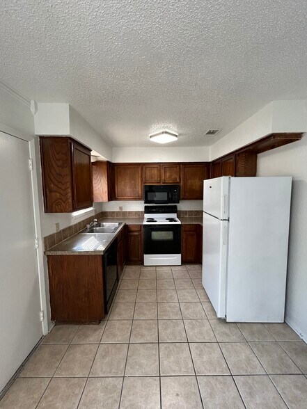 Building Photo - 3006 W Sycamore Cir