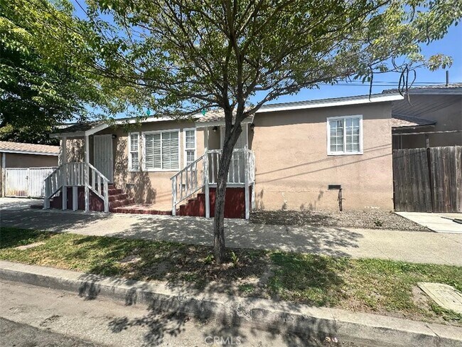 Building Photo - 10516 Clovis Ave