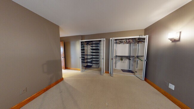 Building Photo - Kalorama Two Bedroom/Two Bathroom on Quiet Street-Updated Steam Shower, Washer/Dryer In Unit, & M...