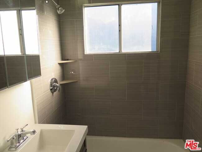 Building Photo - 833 N Kingsley Dr