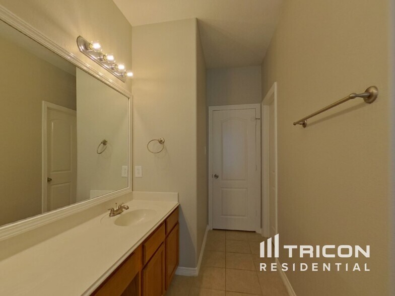 Building Photo - 28818 Hidden Cove Dr