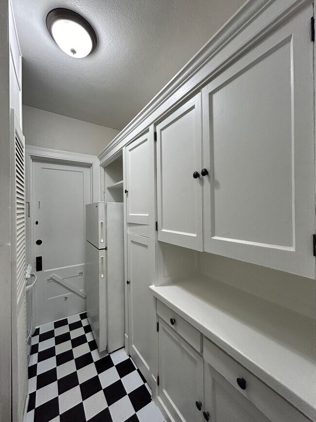 Building Photo - Adorable Upstairs 1/1 w/ Hardwoods in Small 16 Unit 1920's Complex