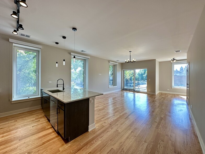 Building Photo - 2100 W 18th Pl