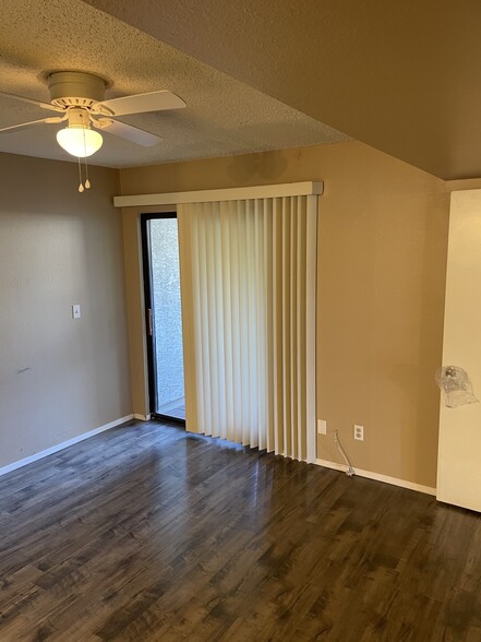 Building Photo - 850 S River Dr