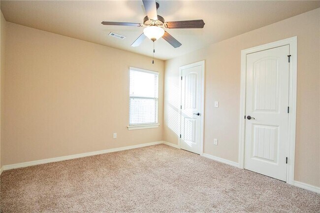 Building Photo - 2955 N Raven Ln