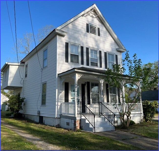 Building Photo - 717 N Road St
