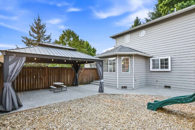 Building Photo - Freshly Updated 4BR Home with Fully Fenced Yard in Monroe- Available NOW for RENT!