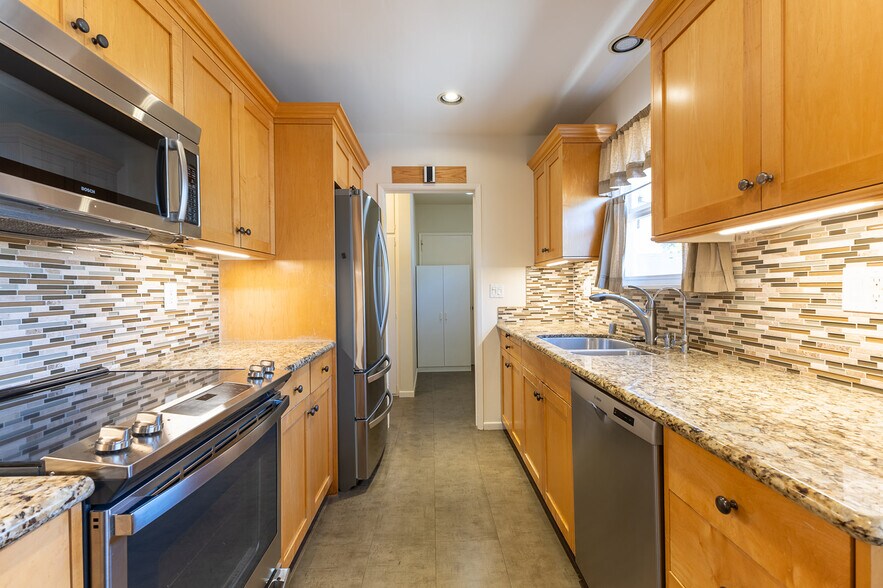 Kitchen - 7246 Hatillo Ave