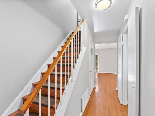 Building Photo - Stylish & Spacious Townhome in Prime Location!
