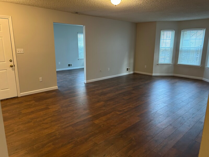 Building Photo - 149 Tulip Ln