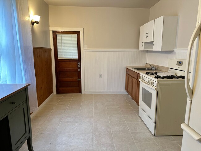 Building Photo - Spacious 1 bedroom 1 bath for rent