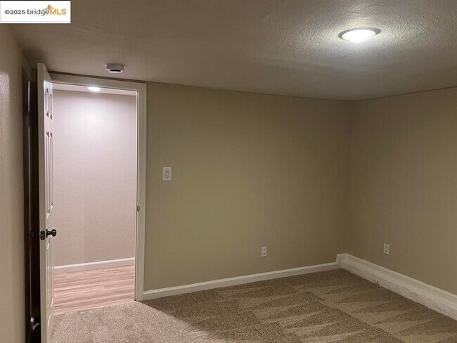 Building Photo - 449 E 9th St