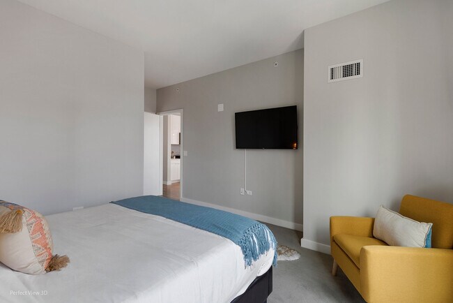 Building Photo - 823 N Clark St