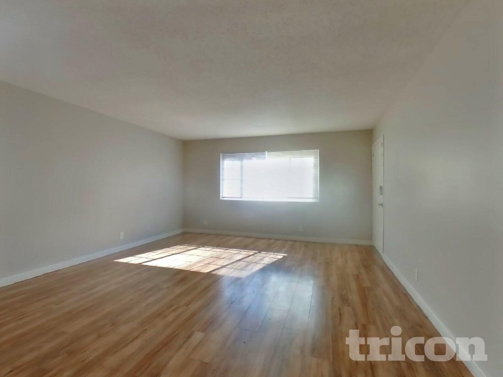 Building Photo - 402 E Pacific Ave