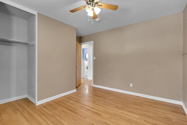Building Photo - $1,900.00, 3-bed, 2 bath, located in Color...
