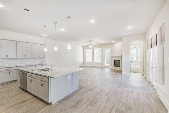 Building Photo - 210 Liatris Ct