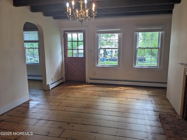 Building Photo - 16 E Larchmont Dr