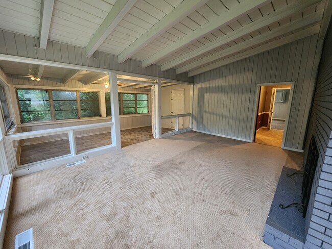 Building Photo - 4001 Calhoun Dr
