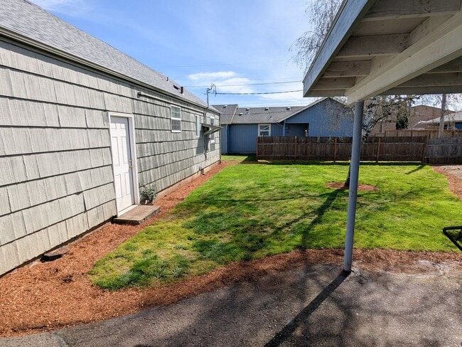 Building Photo - 1167 SE Fenton St