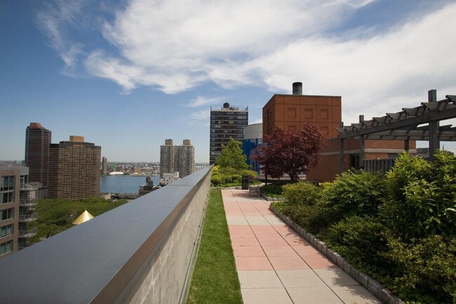 Building Photo - 45 E 33rd St