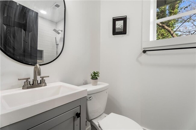 Building Photo - 2802 Palm Dr