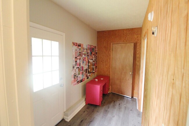 Building Photo - 706 Greenbriar Dr