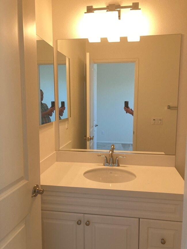 Building Photo - Newer Townhouse for lease in Eastvale.